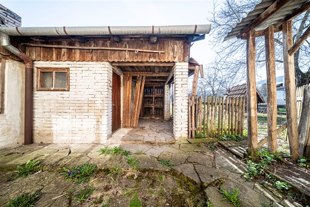 dvůr za domem [7/37]